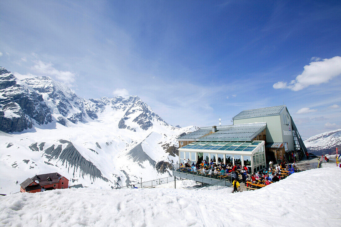 Skifahrer beim Rasten bei der Bergstation, Sulden, Südtirol, Italien