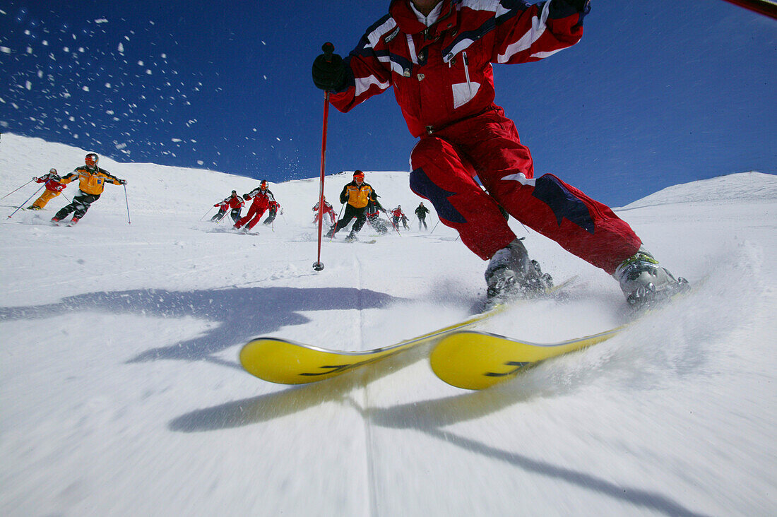 Eine Gruppe Skifahrer bei der Abfahrt, Sulden, Italien