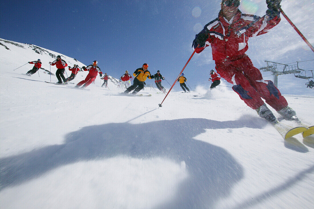 Eine Gruppe Skifahrer bei der Abfahrt, Sulden, Italien