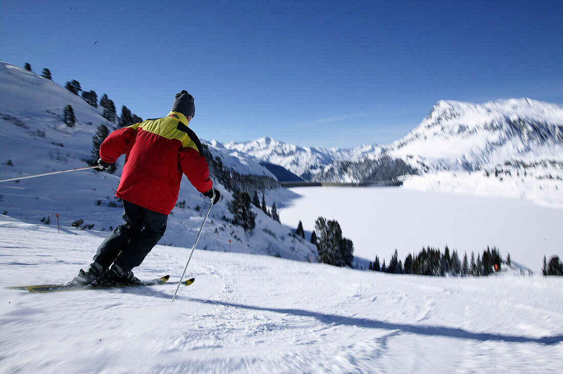 Skifahrer bei der Abfahrt, Kopssee, Wirl in der Nähe von Galtür, Tirol, Österreich