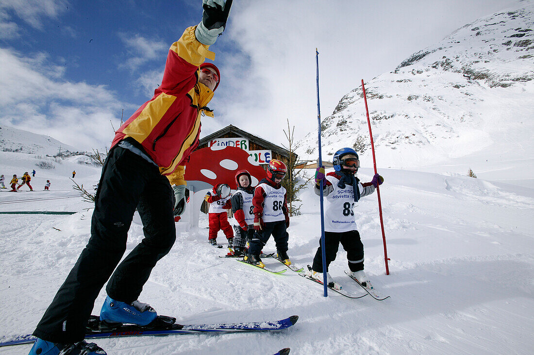 Skilehrer mit einer Gruppe Kinder, Skischule, Wirl in der Nähe von Galtuer, Tyrol, Österreich