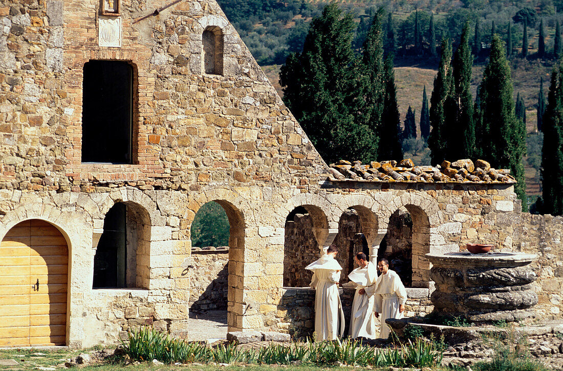 Klosterbrüder im Garten, d. Klosters San Antimo b. Montalcino Toskana, Italien