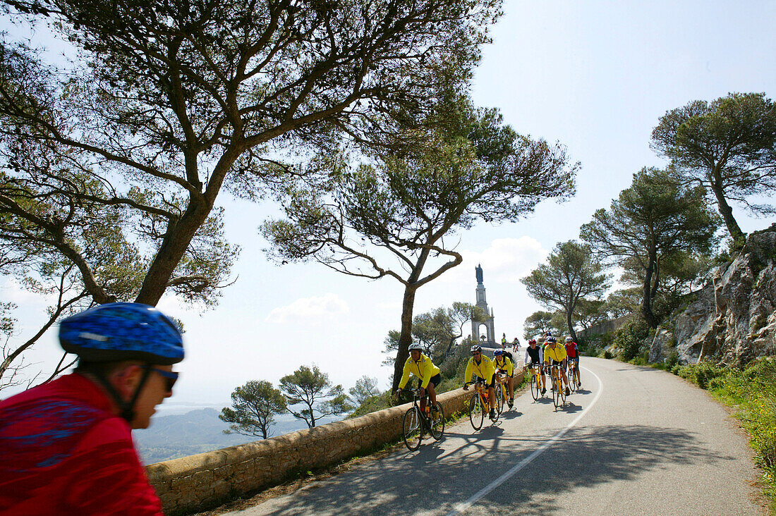 Radfahrer von Puig Randa kommend, Mallorca, Balearen, Spanien