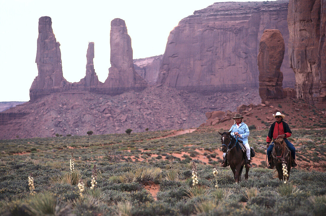 Zwei Leute beim Reiten, Three Sisters, Monument Valley, Arizona, Utah, USA