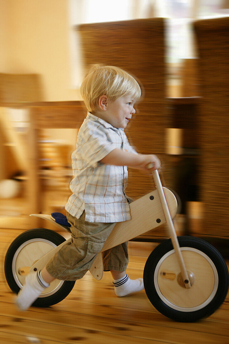 Junge mit Laufrad