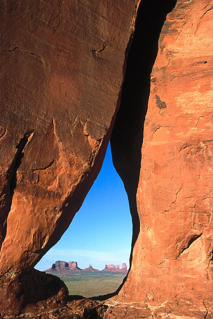 Blick durch der Teardrop Arch, Felsstruktur, Steinformation in Monument Valley, Utah, USA