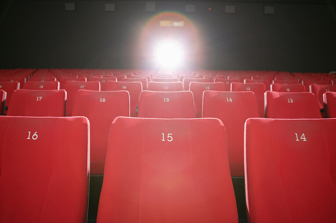 Leere rote Sitzreihen in einem Kino, Garmisch-Partenkirchen, Bayern, Deutschland