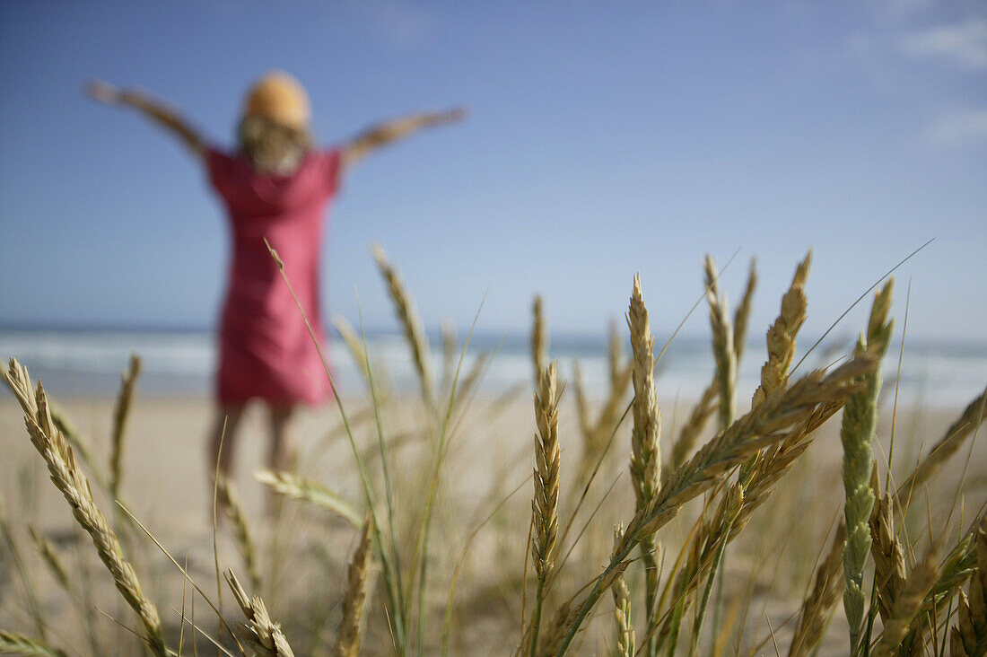 Girl on the dunes, Natures valley, Tsitsikamma National park, Western Cape, Südafrika