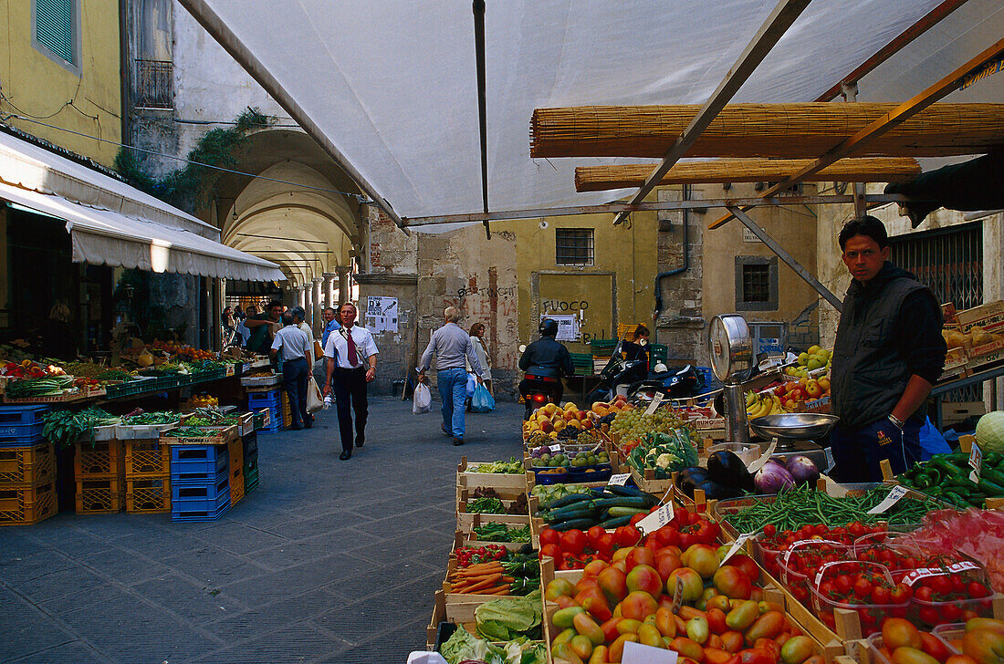 Market in Pisa, Pisa, Tuscany, Italy