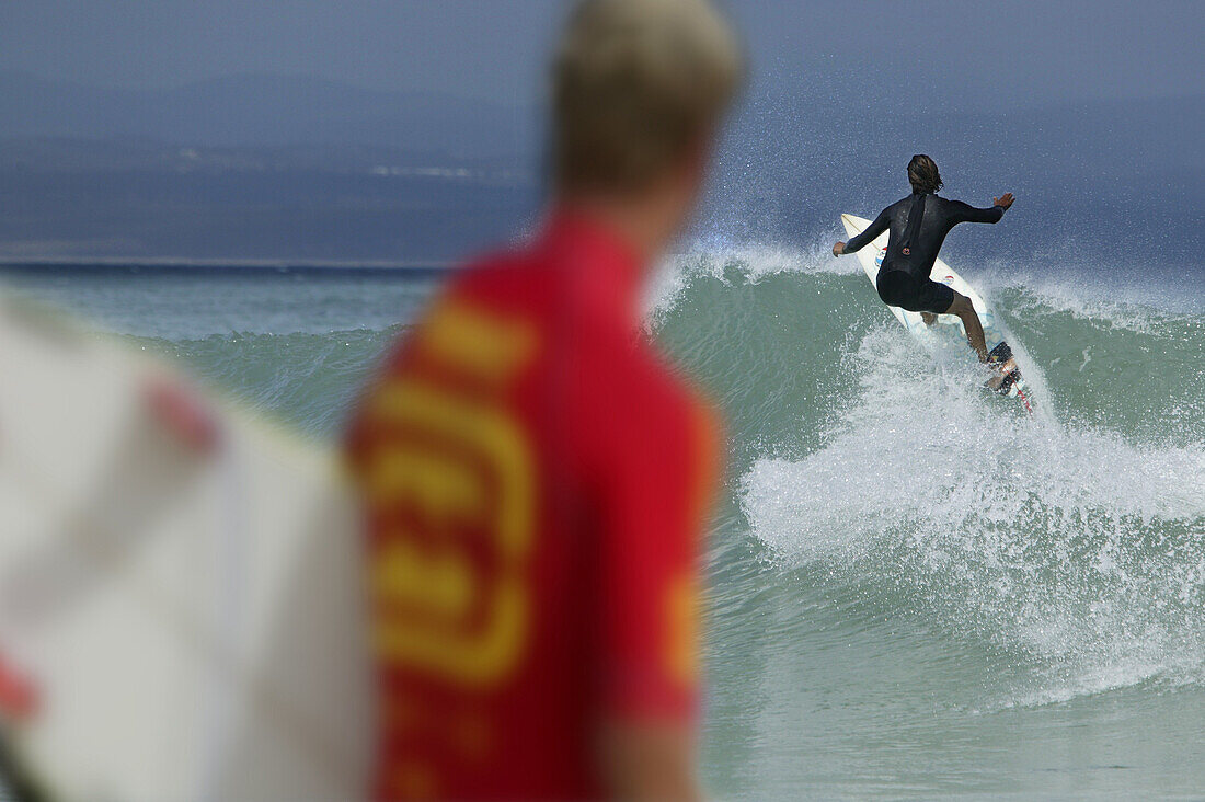 Surfer auf Supertube-Welle, Jeffreys Bay, Ostkap, Südafrika