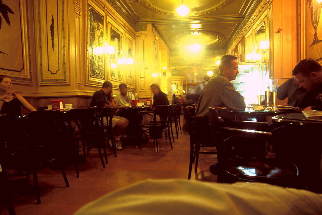 Menschen im Café de la Opera, Barri Gotic, Barcelona, Spanien, Europa
