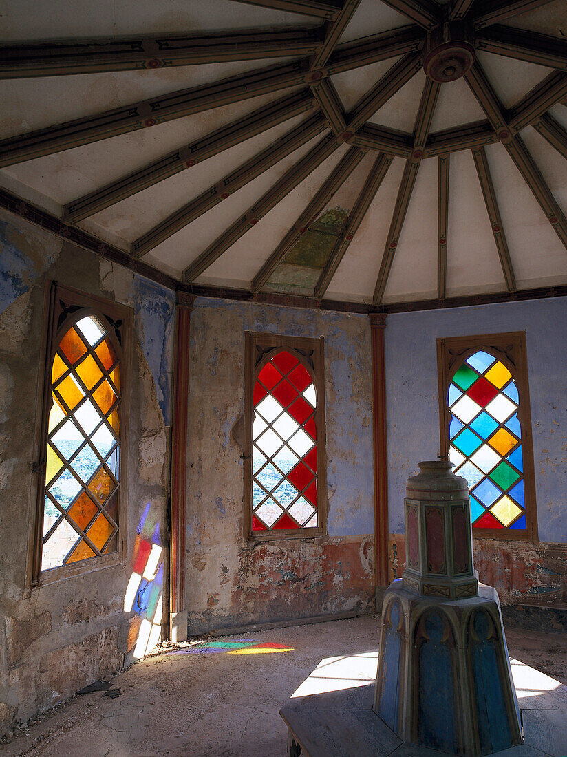 Buntglasfenster im Pavillon, Landgut Raixa, Bunyola, Mallorca, Spanien