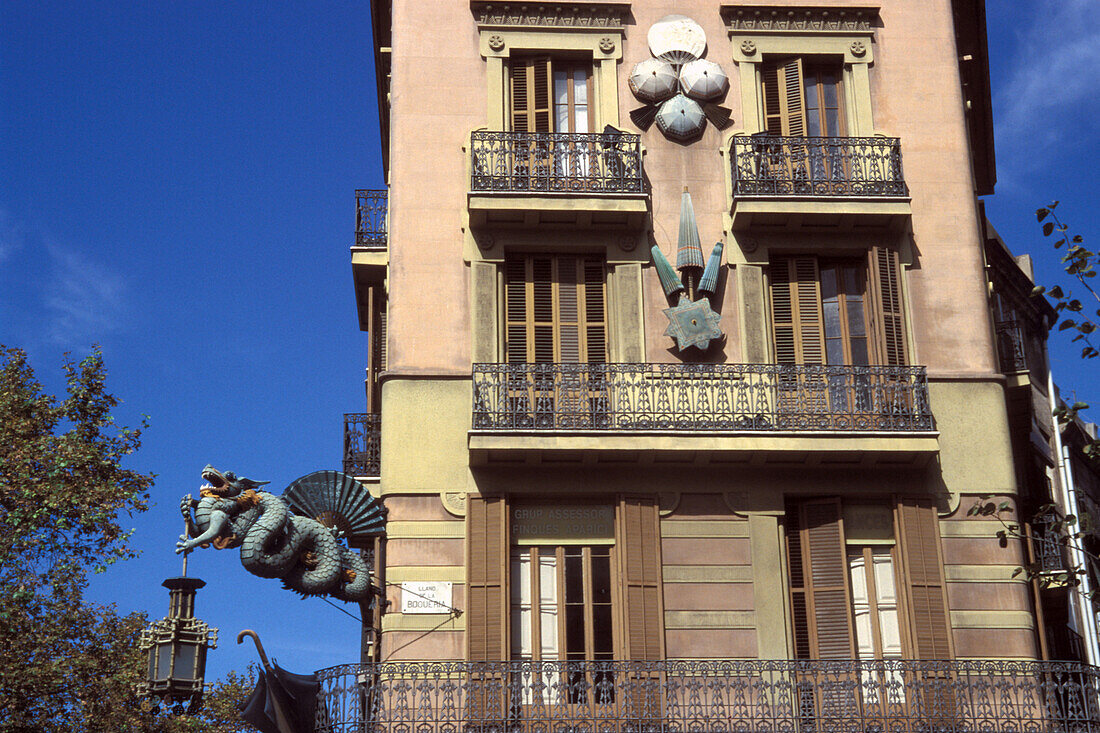 Haus mit Skulpturen an der Fassade, La Rambla, Barcelona, Spanien, Europa