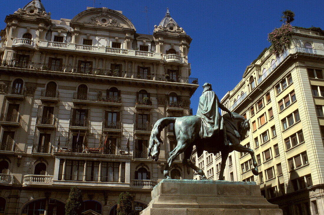 Reiterdenkmal vor Häusern im Sonnenlicht, Via Laietana, Barri Gotic, Barcelona, Spanien, Europa