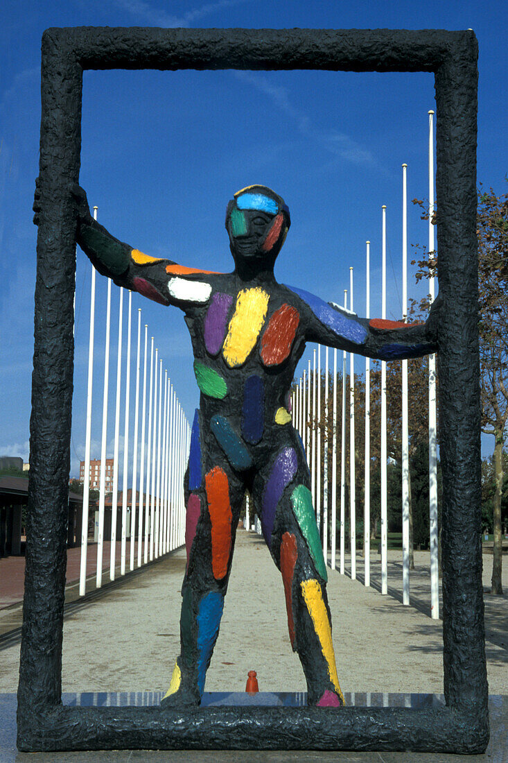 Bunte Statue vor Fahnenmasten im Sonnenlicht, Passeig de Isabell, Port Olimpic, Barcelona, Spanien, Europa
