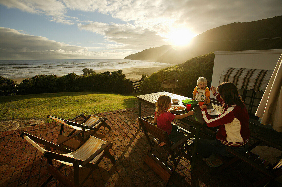 Familie isst auf der Terrasse, Garden Route, Western Cape, Südafrika