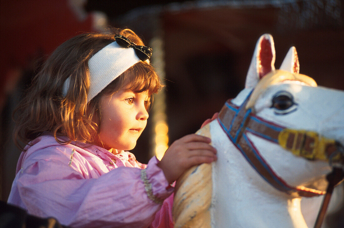 Kind auf Karussell, Oktoberfest, München Bayern, Deutschland