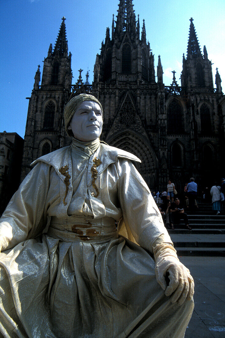 Strassenkünstler vor einer Kathedrale, Barcelona, Spanien, Europa