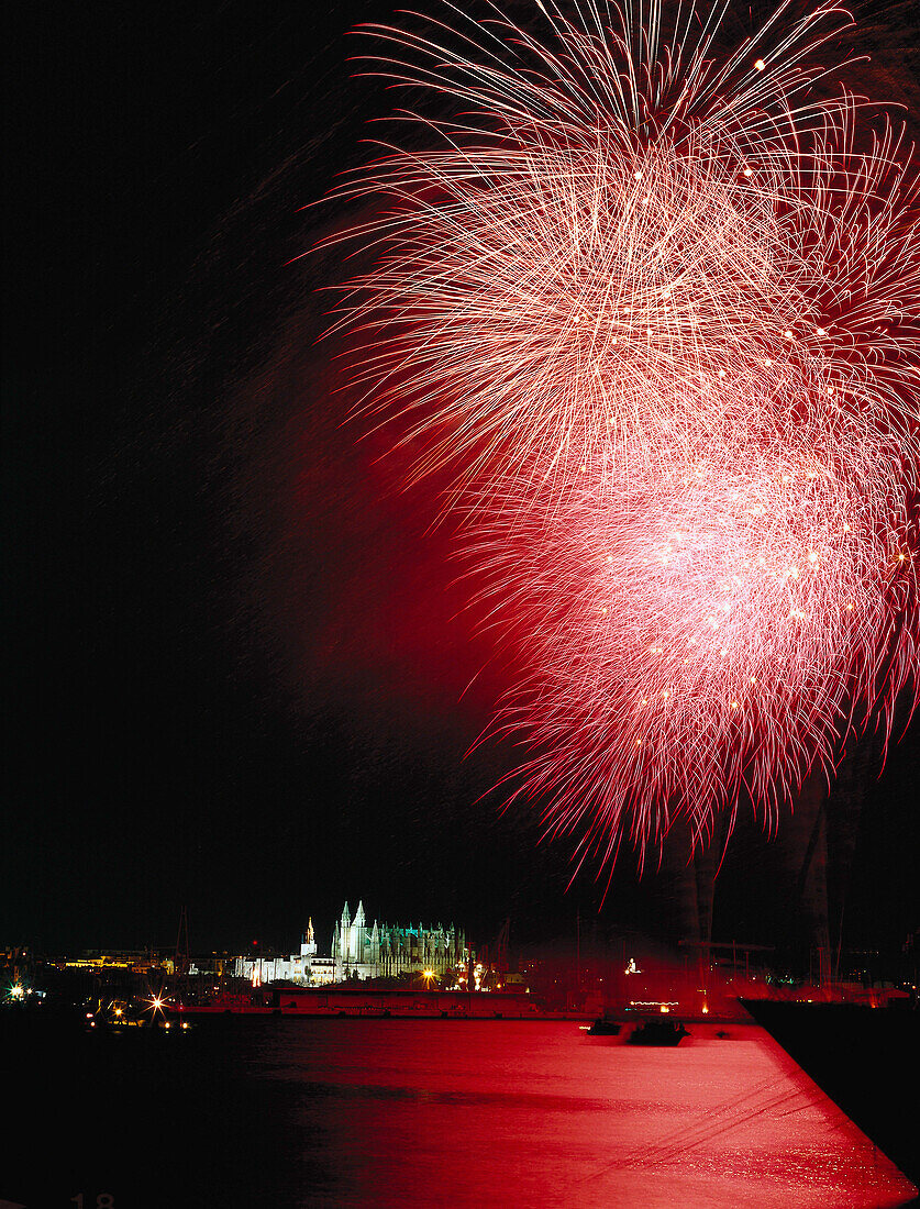 Feuerwerke, Kathedrale La Seu im Hintergrund, Palma de Mallorca, Mallorca, Spanien
