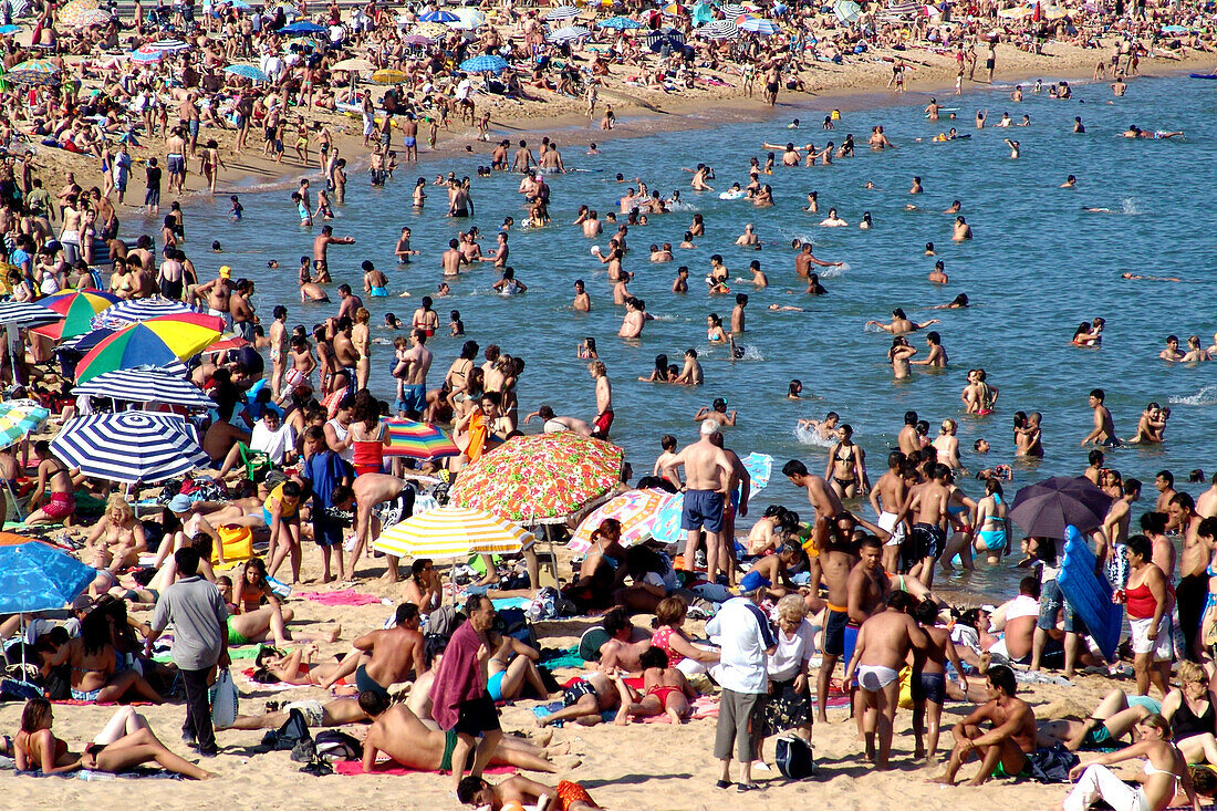 Menschenmenge am Strand an einem Wochenende, Playa de la Mar Bella, Barcelona, Spanien, Europa