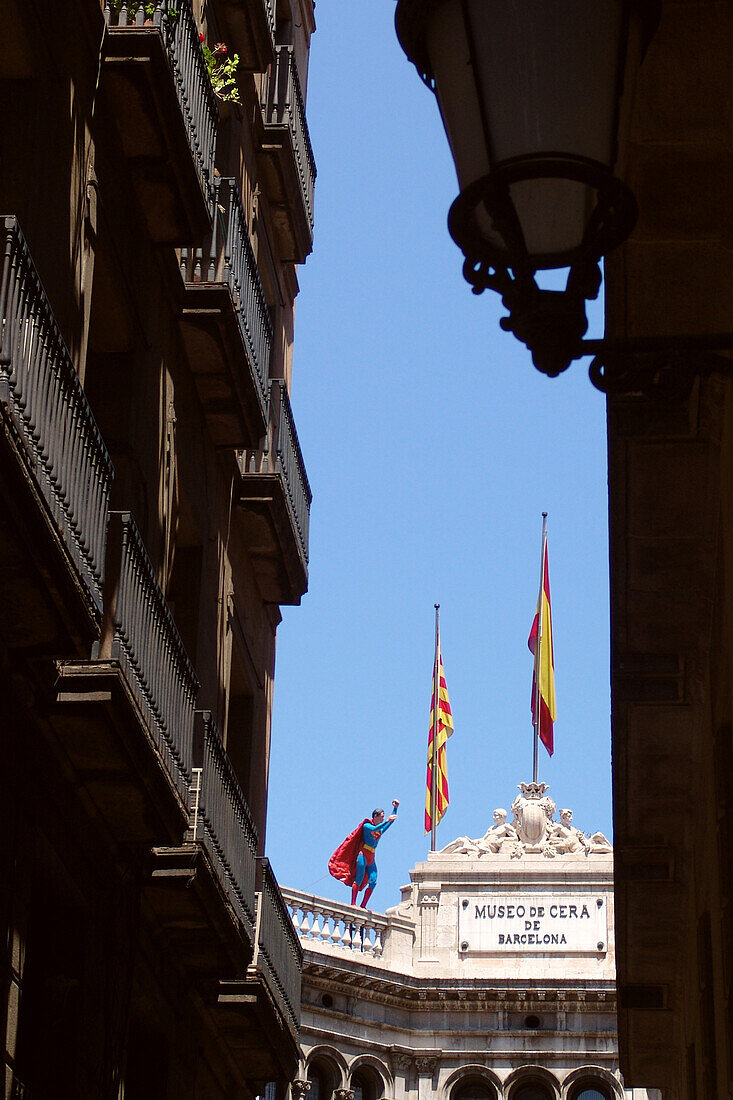 Wachsfigur und Flaggen auf dem Dach des Museo de Cera, Barcelona, Spanien, Europa