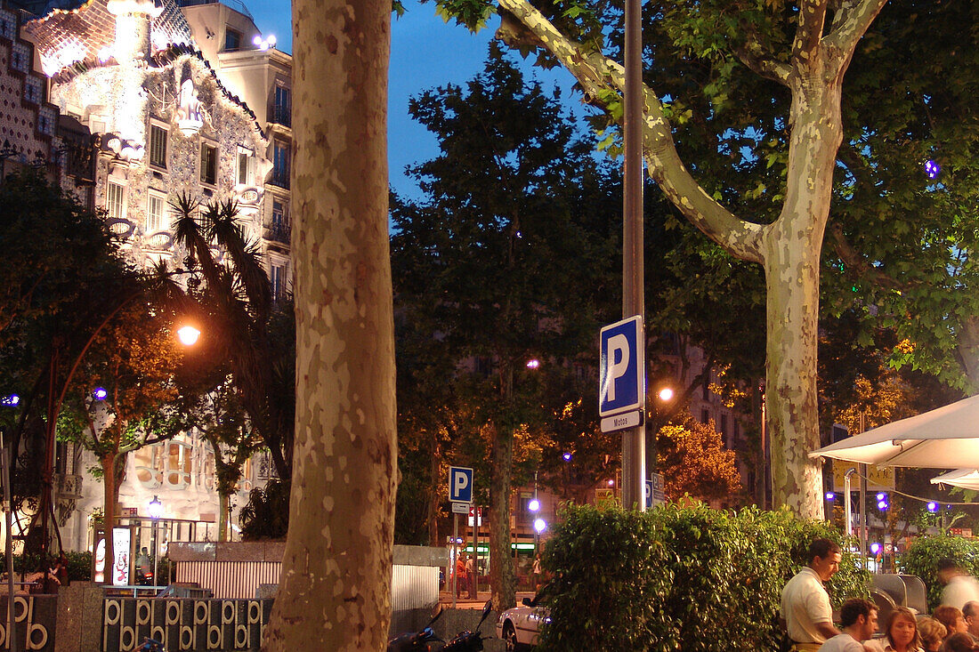 Menschen in einem Restaurant und Casa Batllo am Abend, Passeig de Gracia, Barcelona, Spanien, Europa