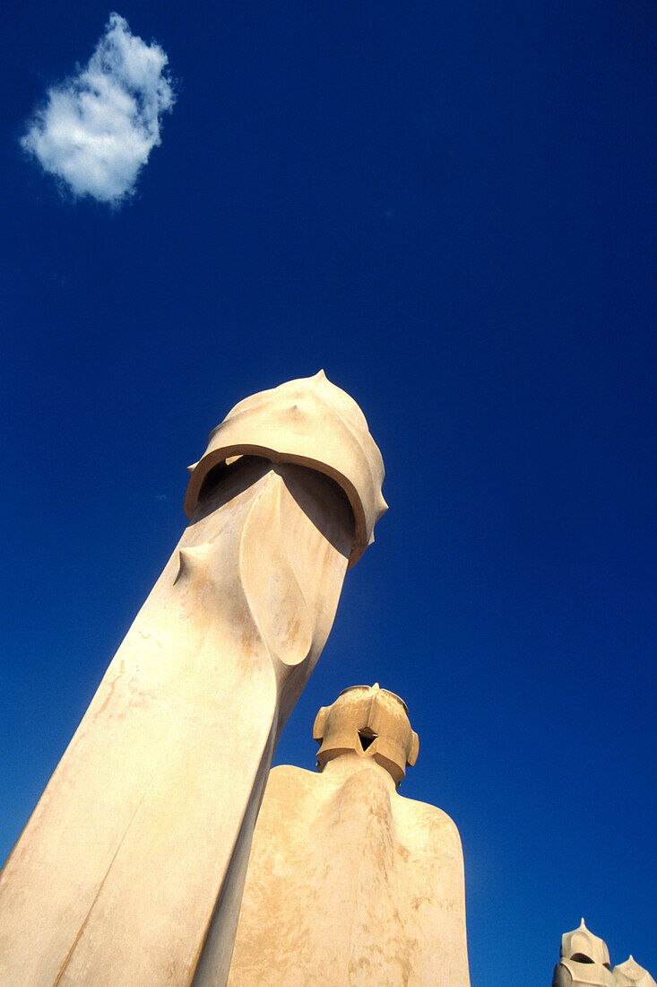 Detail des Casa Mila unter blauem Himmel, La Predera, Barcelona, Spanien, Europa