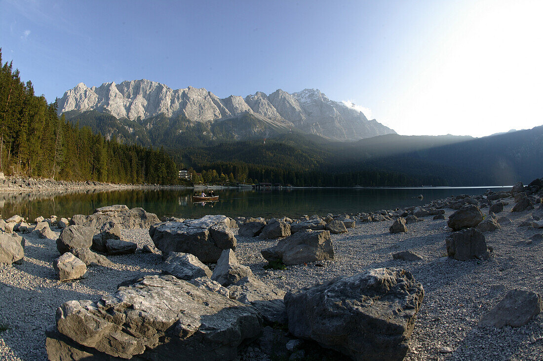 Eibsee, Panorama of lake Eibsee, Zugspitze, Bavaria, Touristen im Ruderboot auf dem Eibsee am Fussder Zugspitze, Bayern, Deutschland