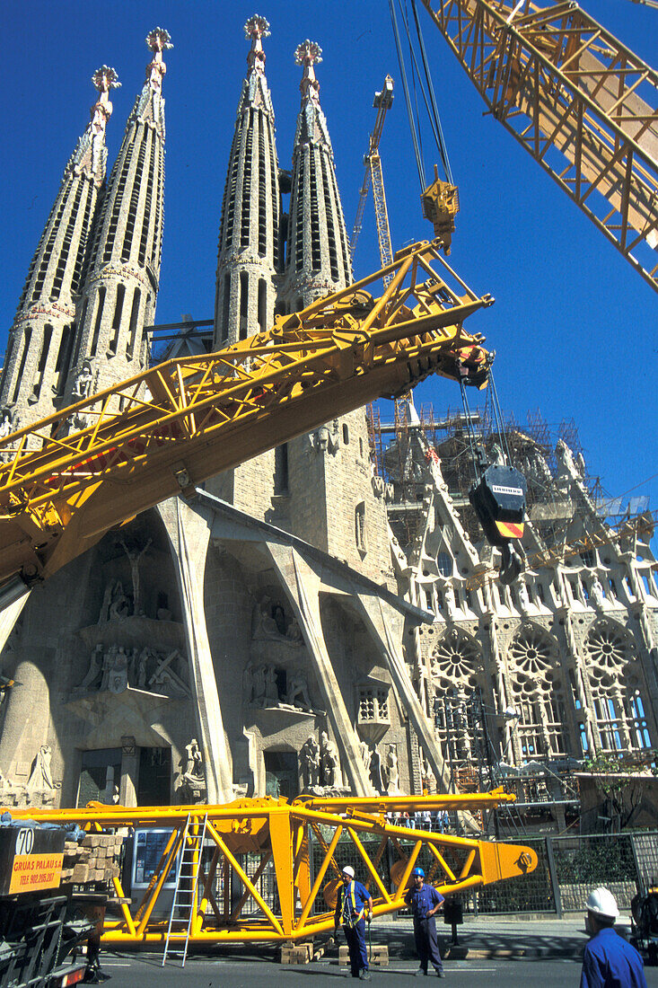Kräne und Bauarbeiter vor der Basilika Sagrada Familia, Barcelona, Spanien, Europa
