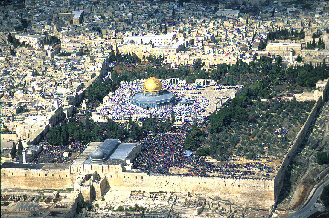 Friday prayer, Ramadan, Tempel Mount with Dome of the Rock, Jerusalem, Israel