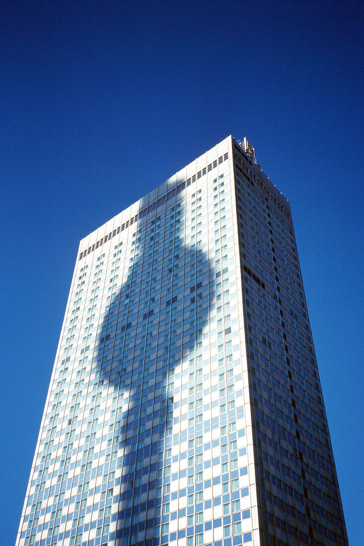 Schatten des Fernsehturms auf Hochhaus, Berlin, Deutschland