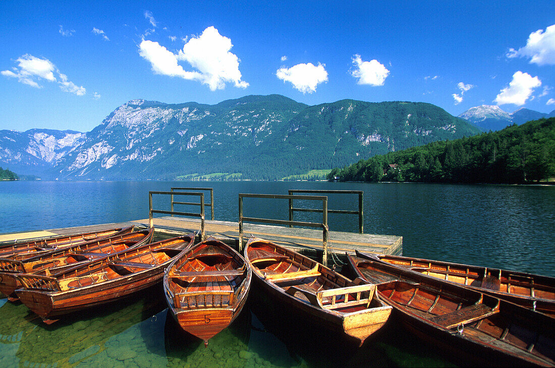 Anlegestelle mit Boote, Bohinjsee, Slowenien