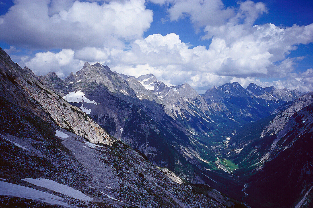 Blick auf Brunnensteinspitze und ein Tal im Karwendelgebirg, Bayrische Alpen, Oberbayern, Bayern, Deutschland, Europa