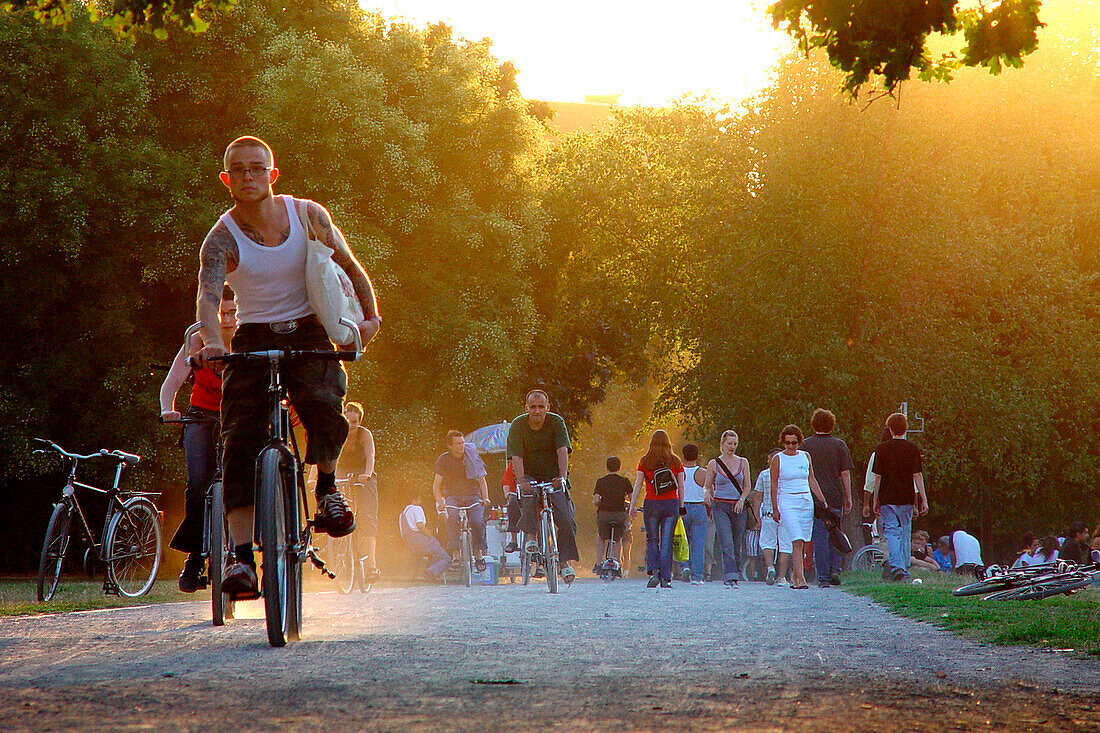 Fahrradfahrer im Park, Berlin, Deutschland