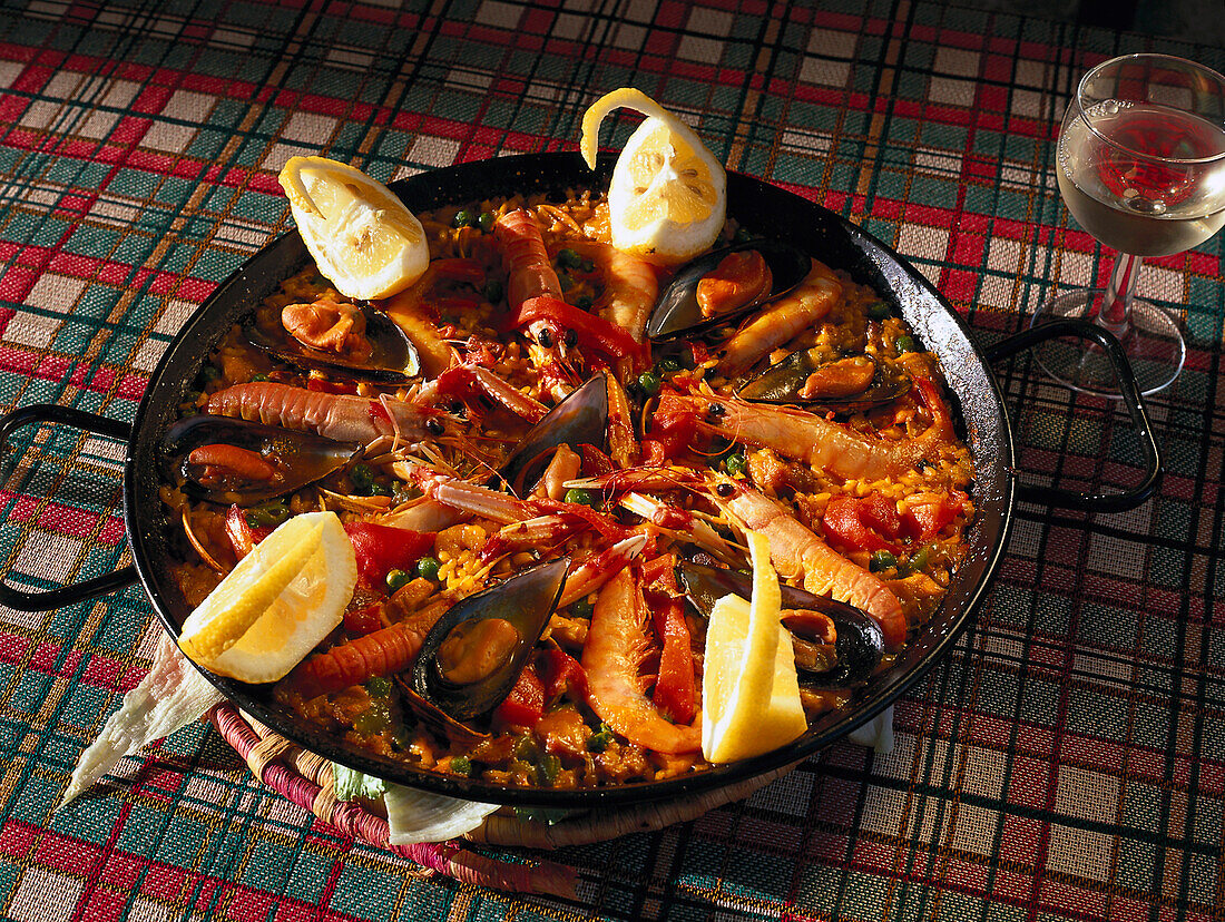 Blick auf Pfanne mit Paella, Meson Torre de Guzman, Conil de la Frontera, Cadiz, Andalusien, Spanien, Europa