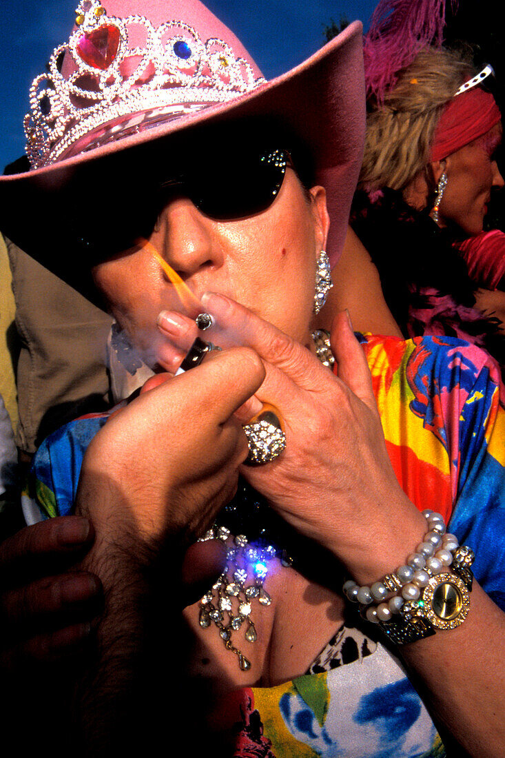 Frau mit Zigarette und Cowboyhut, Christopher Street Day, Berlin, Deutschland, Europa