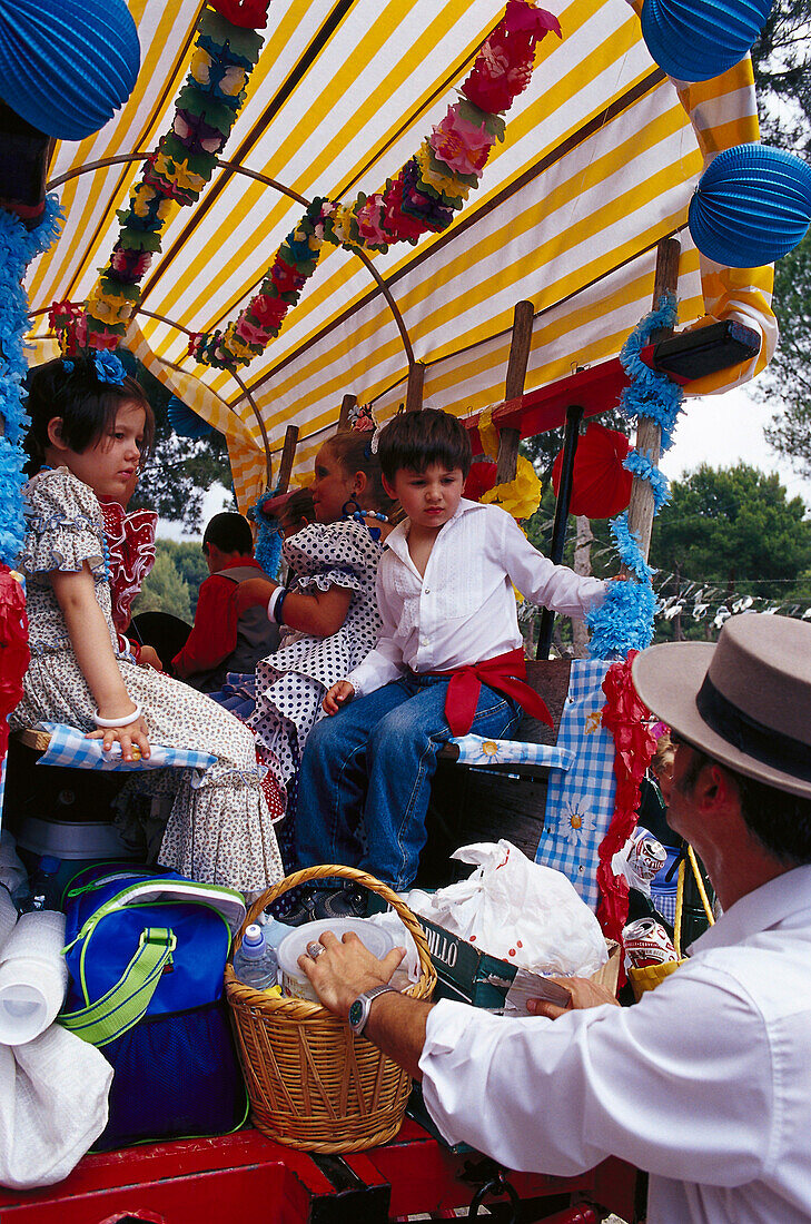 Pilger auf einem Ochsenkarren, Romeria de San Isidro, Nerja, Costa del Sol, Provinz Malaga, Andalusien, Spanien, Europa