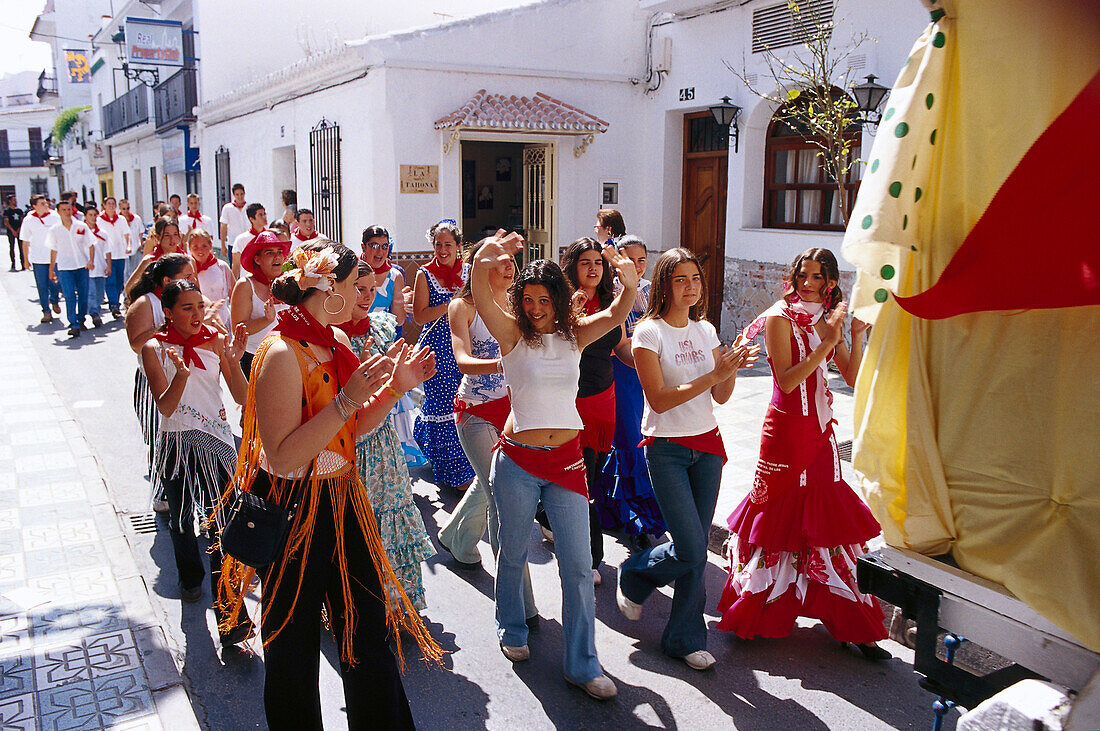 Menschen in einer Prozession auf einer sonnigen Strasse, Romeria de San Isidro, Nerja, Costa del Sol, Provinz Malaga, Andalusien, Spanien, Europa
