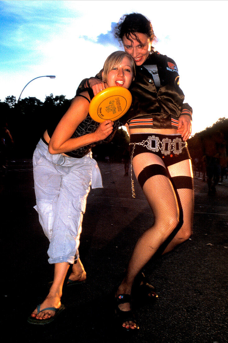 Zwei junge Frauen auf dem Christopher Street Day, Berlin, Deutschland