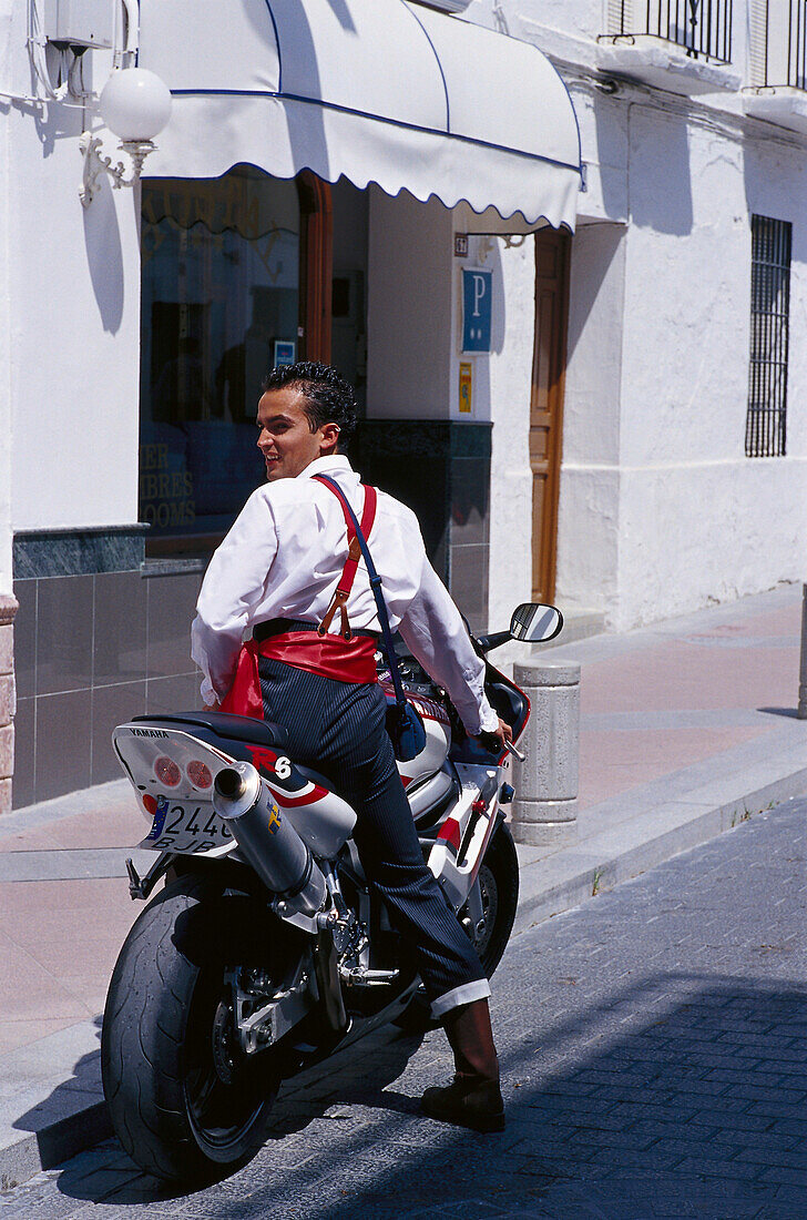 Junger Mann in Tracht auf Motorrad, Romeria de San Isidro, Nerja, Costa del Sol, Provinz Malaga, Andalusien, Spanien, Europa