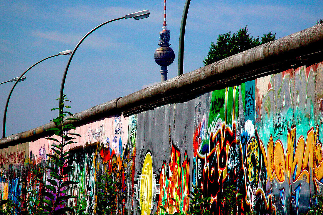 Die Berliner Mauer mit Graffiti und der Fernsehturm, Berlin, Deutschland, Europa