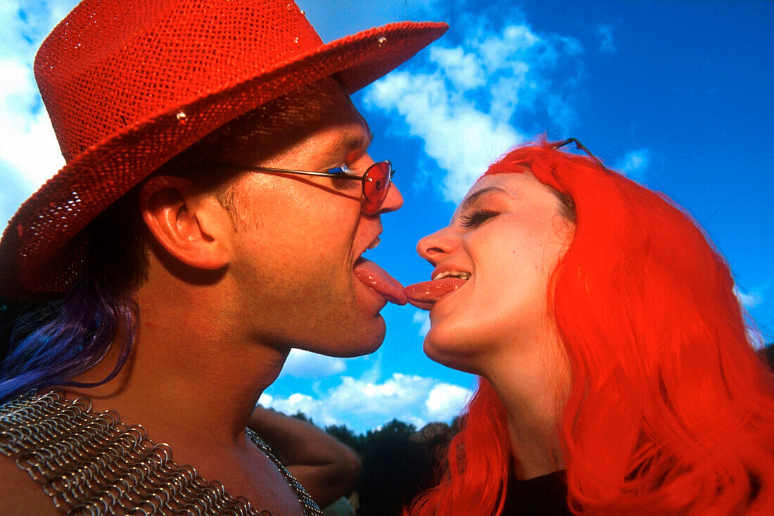 Junges Paar bei Zungenkuss, Loveparade, Berlin, Deutschland