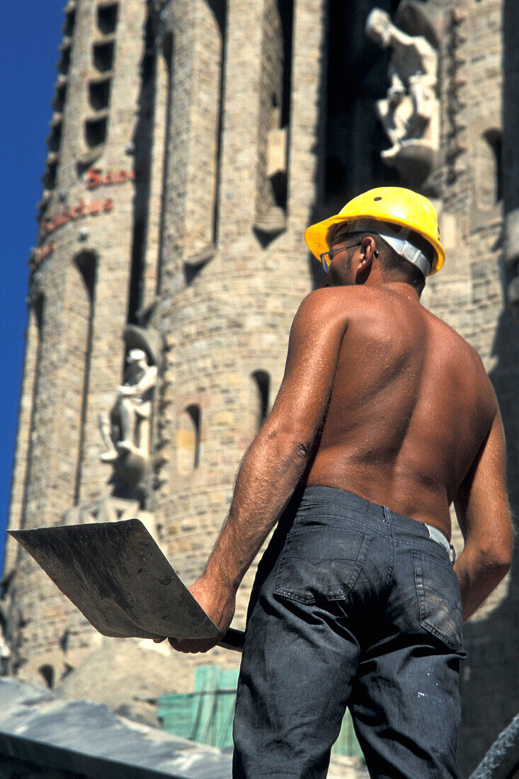 Bauarbeiter vor der Sagrada Familia, Barcelona, Spanien, Europa