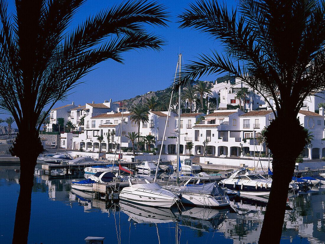 Jachthafen und Häuser im Sonnenlicht, Marina del Este, Costa del Sol, Provinz Granada, Andalusien, Spanien, Europa