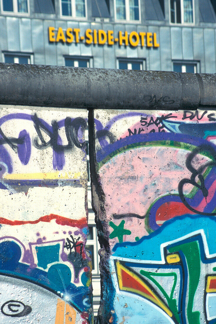 Blick auf Berliner Mauer vor einem Hotel, Berlin, Deutschland, Europa