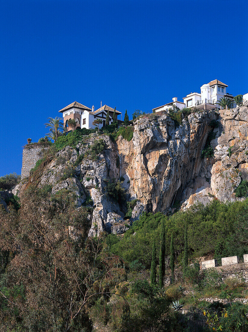 Häuser auf einem Fels unter blauem Himmel, Marina del Este, Costa del Sol, Provinz Granada, Andalusien, Spanien, Europa