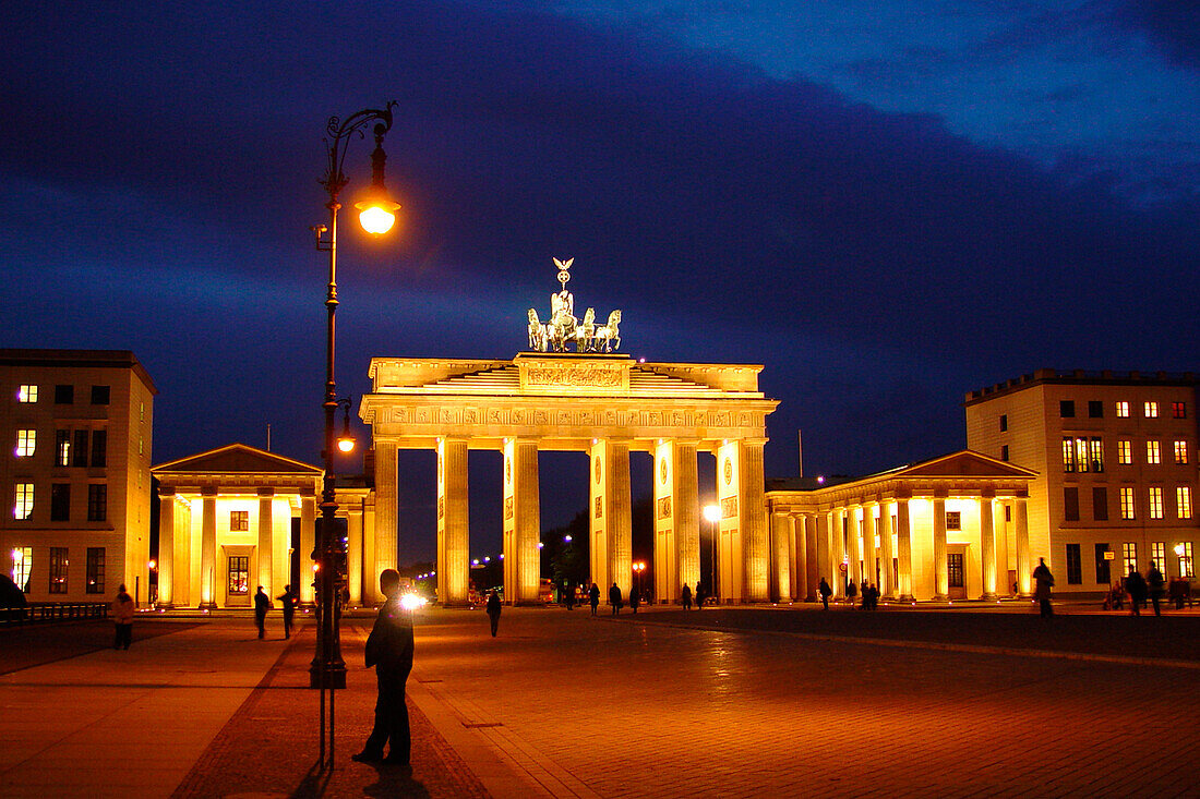 Pariser Platz mit Brandenburger Tor bei Nacht, Berlin, Deutschland