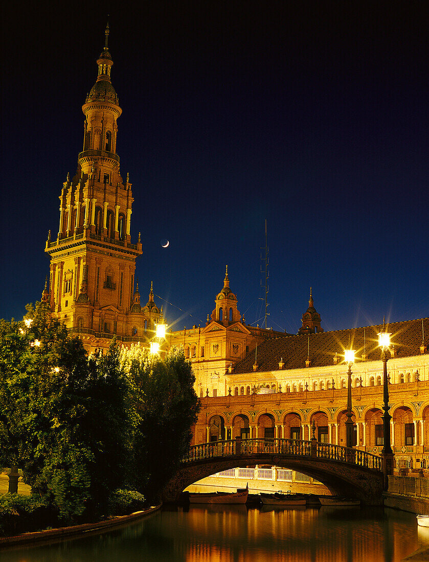 Beleuchtete Kathedrale und Brücke bei Nacht, Plaza de Espana, Sevilla, Andalusien, Spanien, Europa
