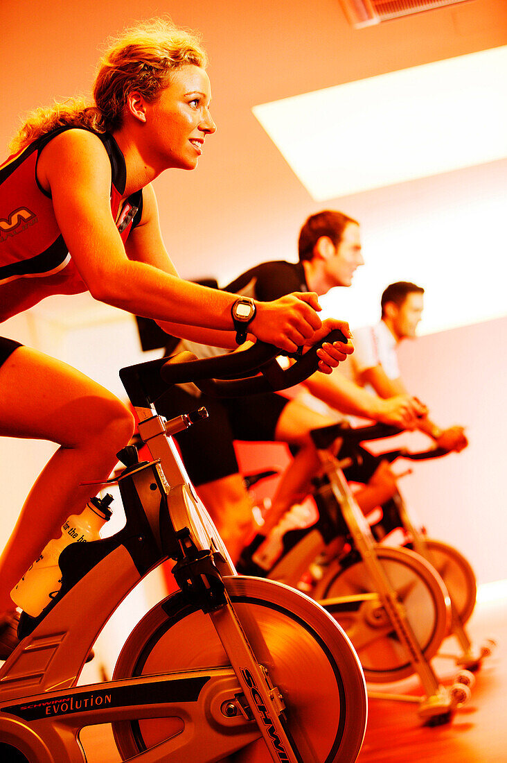 Spinning, Men and woman in gym on exercise bikes, Spinning, leos Sports Club Muenchen