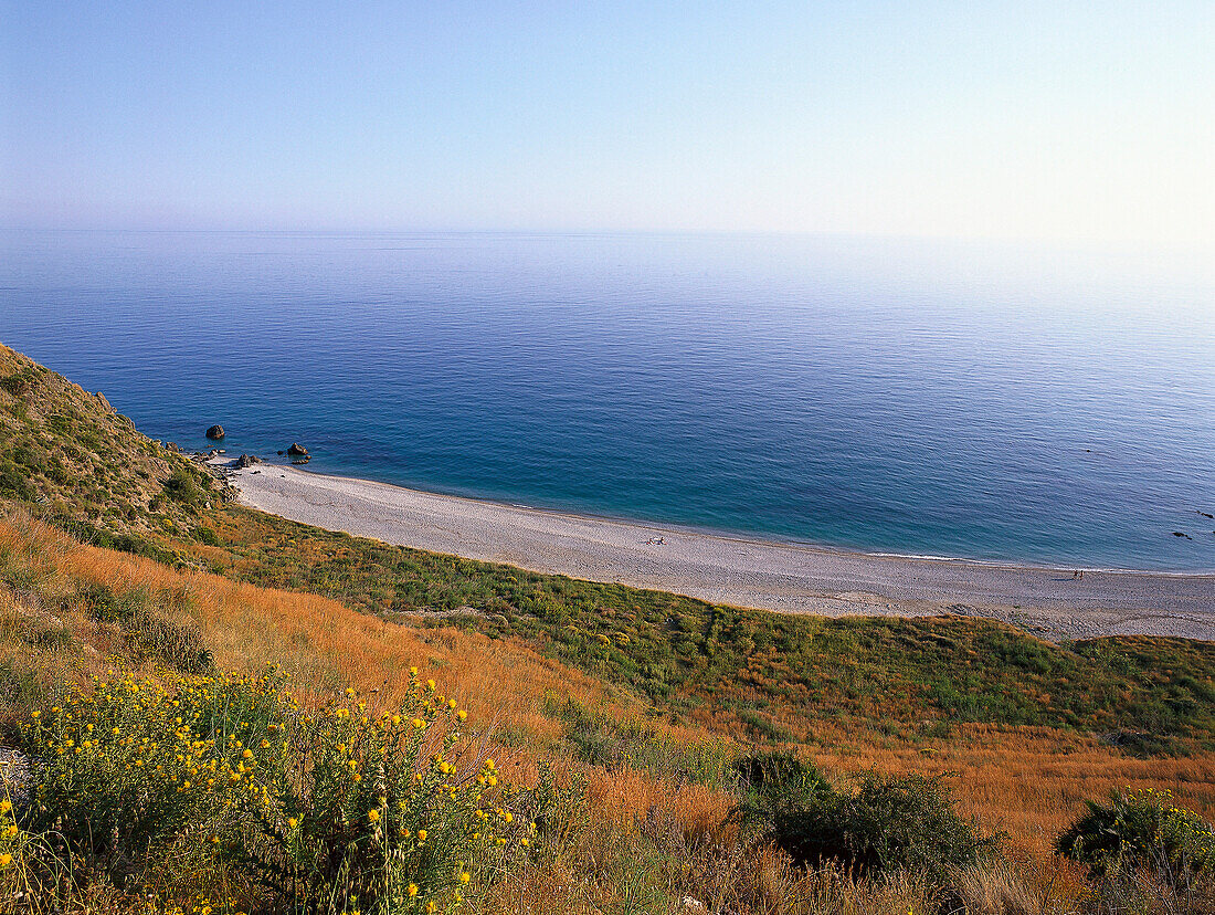 Blick von oben auf Strand in einer Bucht, Cala del Pino, Costa del Sol, Provinz Malaga, Andalusien, Spanien, Europa